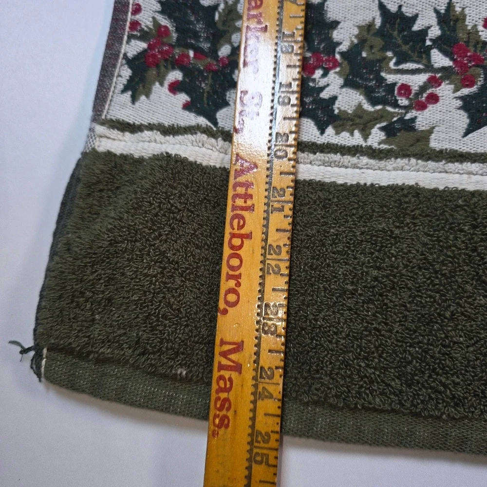 2 Santens Vtg Embroidered Christmas Holly Berry Bath Towels Green Cream USA